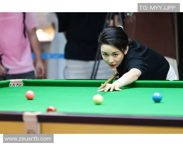 斯诺克女王潘晓婷逐梦绿茵球台展现东方力量与优雅风采